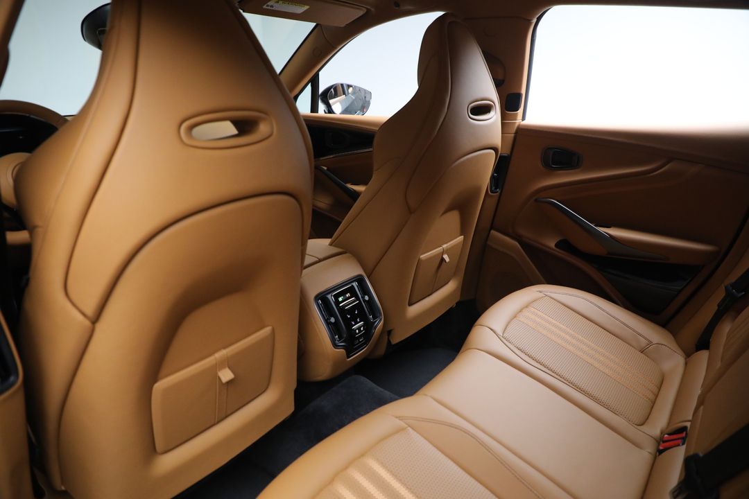 2025 Aston Martin DBX