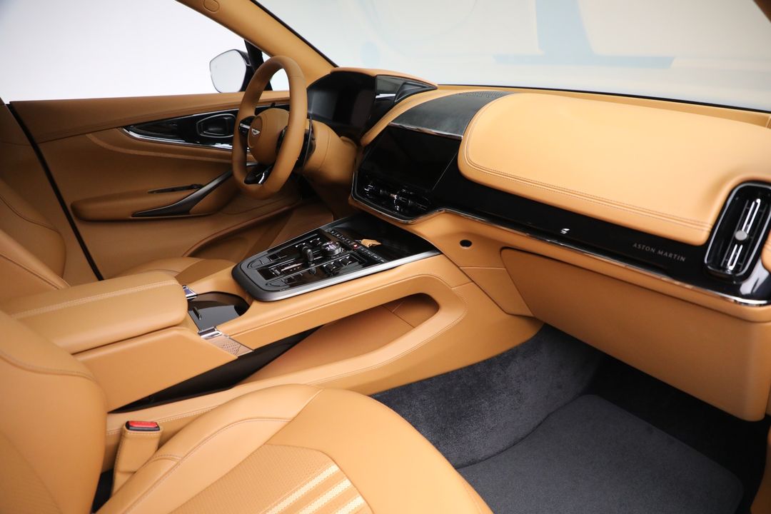 2025 Aston Martin DBX