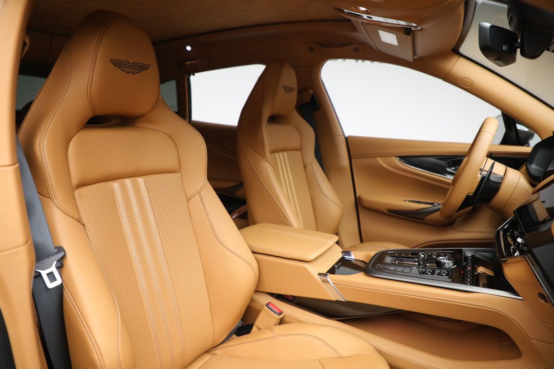 2025 Aston Martin DBX