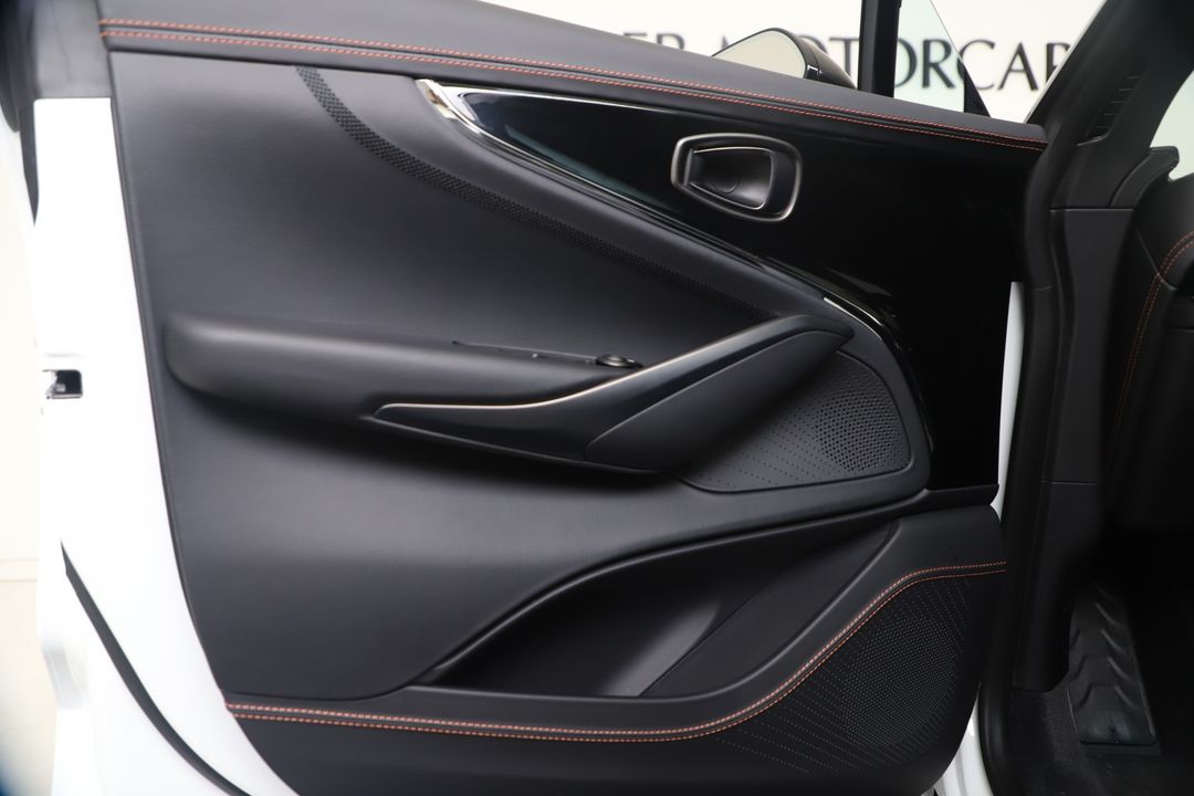 2025 Aston Martin DBX