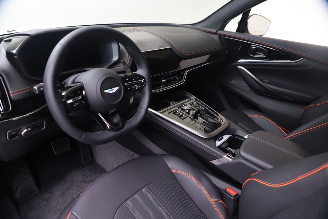 2025 Aston Martin DBX