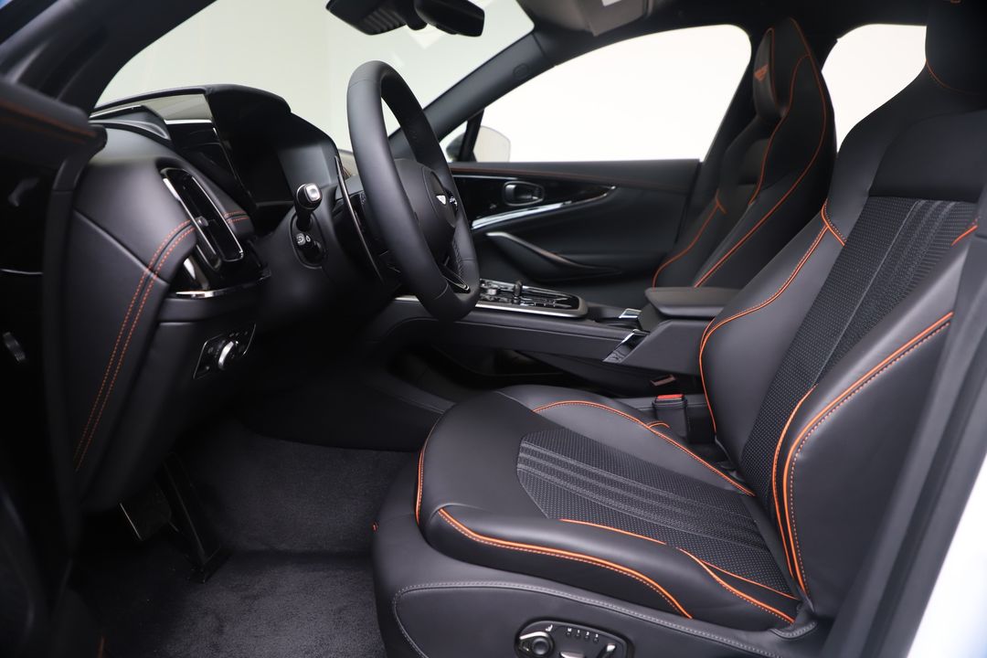 2025 Aston Martin DBX