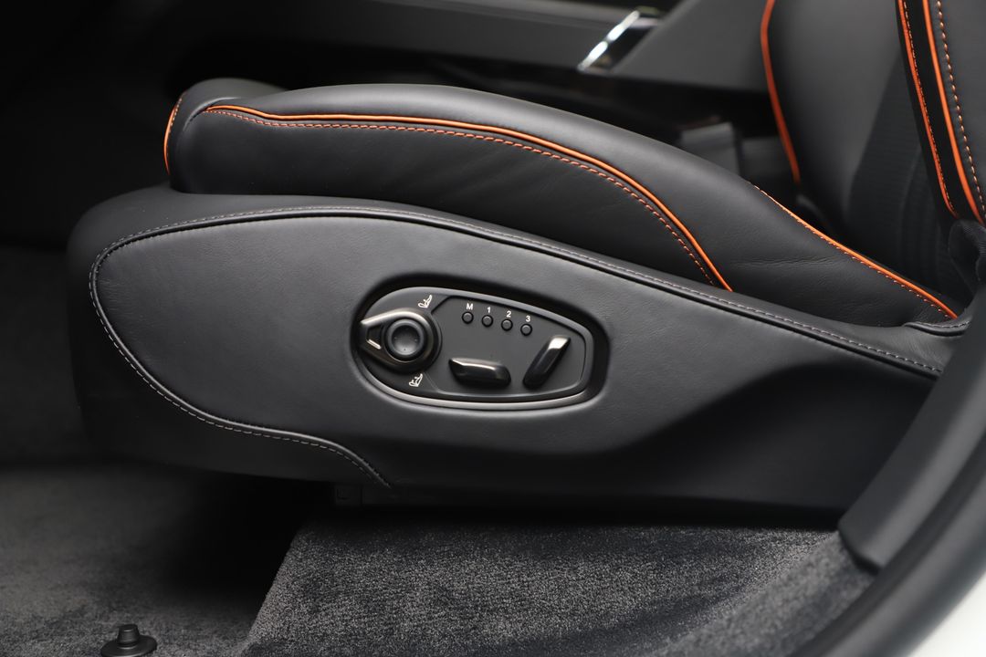 2025 Aston Martin DBX