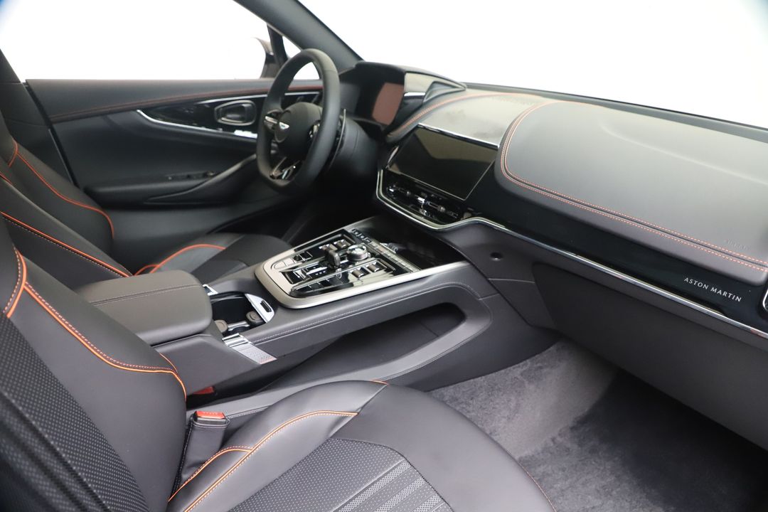 2025 Aston Martin DBX