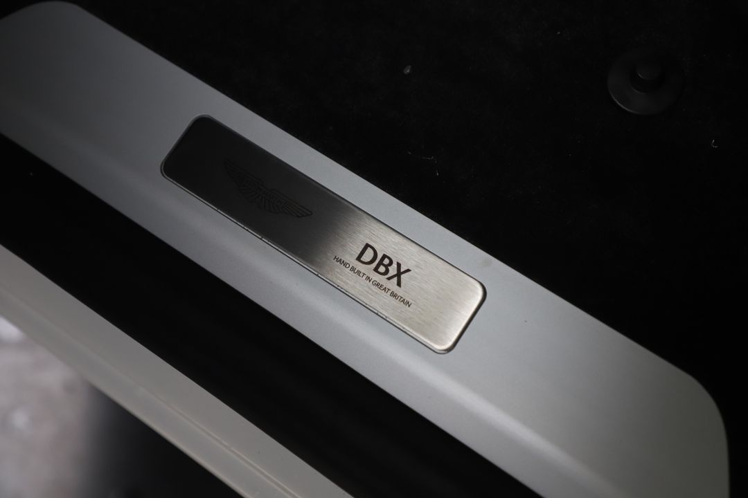 2025 Aston Martin DBX