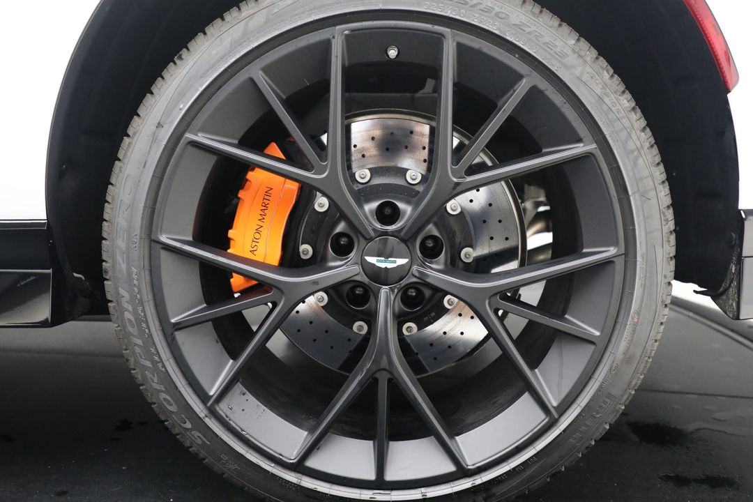 2025 Aston Martin DBX
