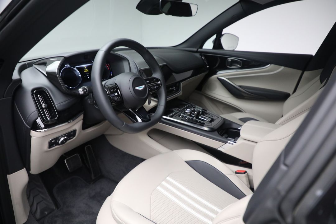 2025 Aston Martin DBX