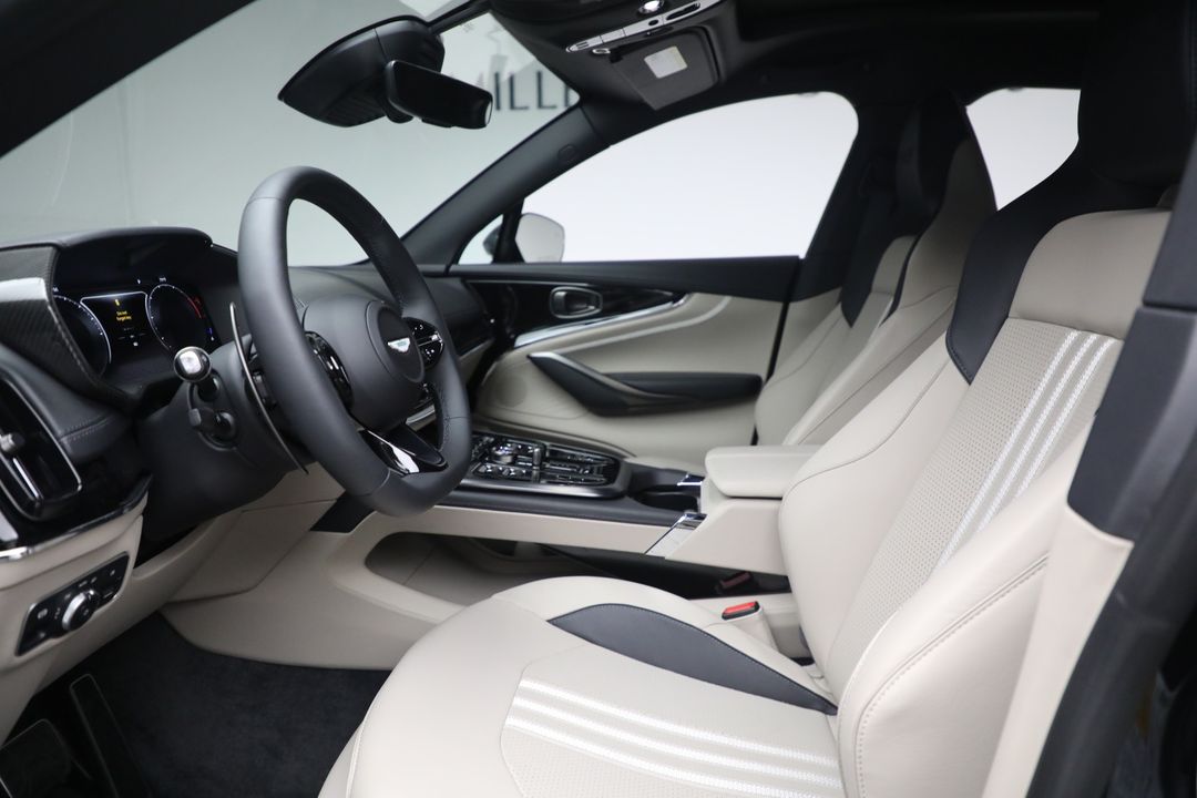 2025 Aston Martin DBX