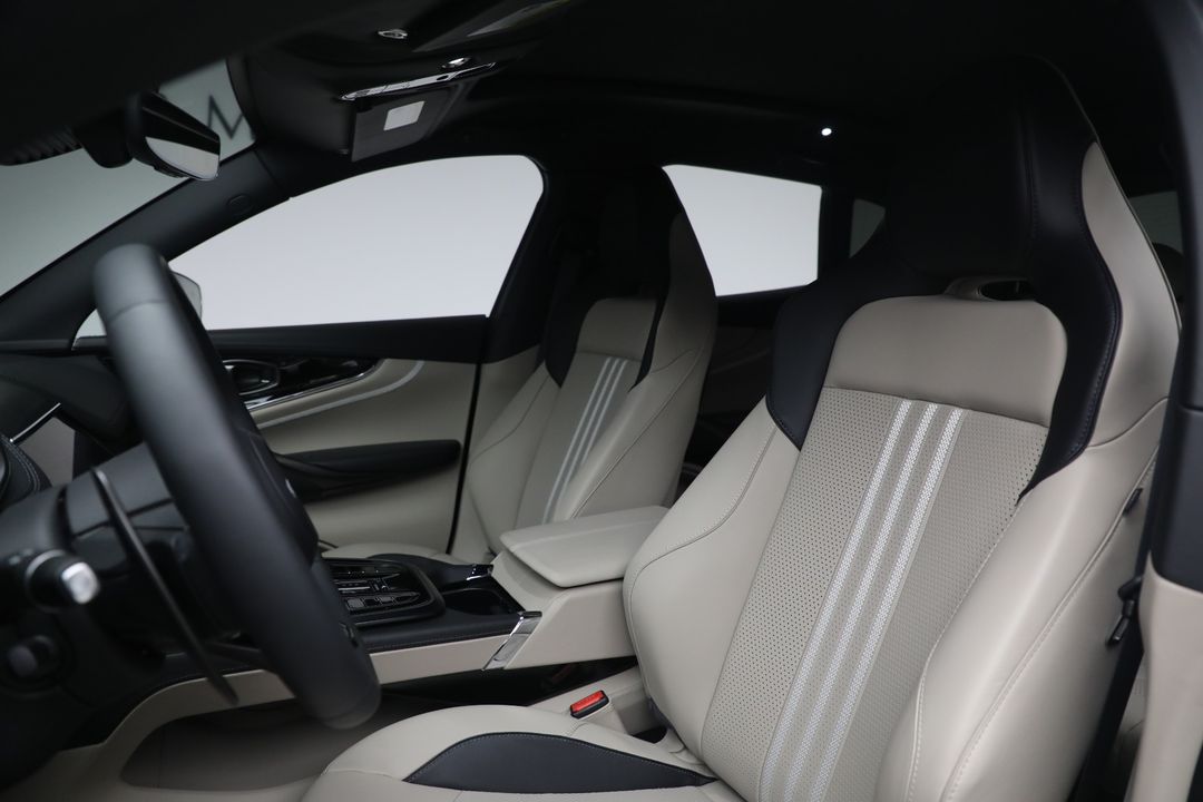 2025 Aston Martin DBX