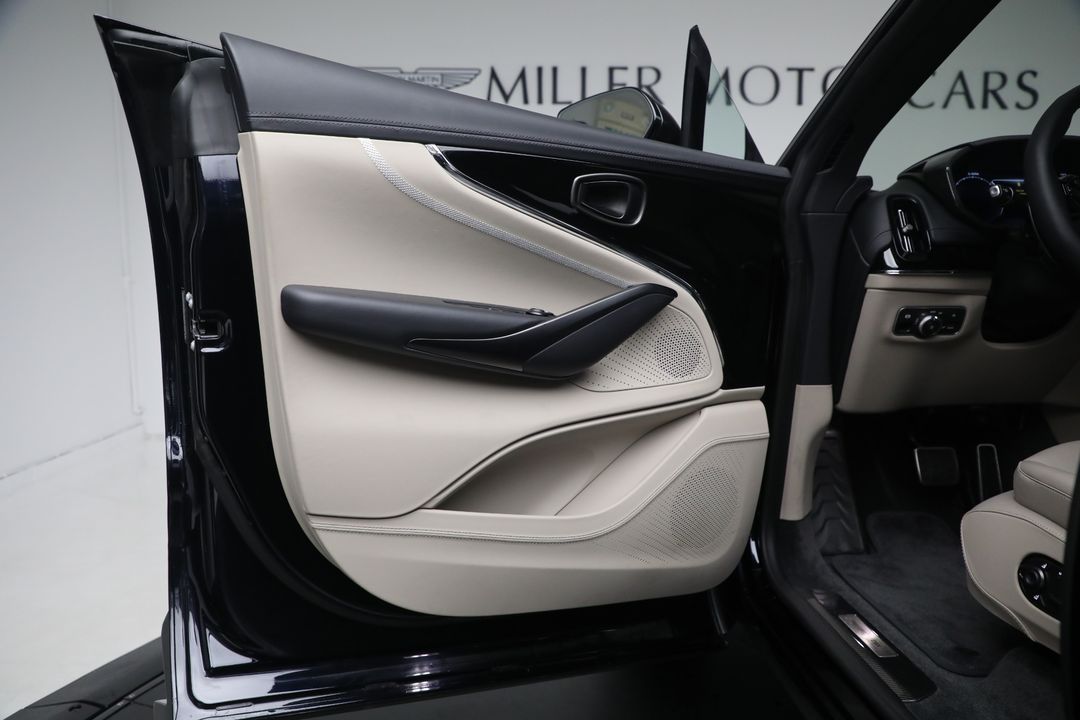 2025 Aston Martin DBX