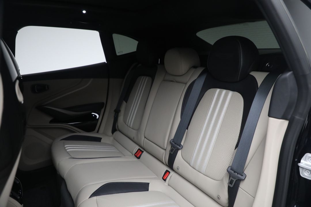 2025 Aston Martin DBX
