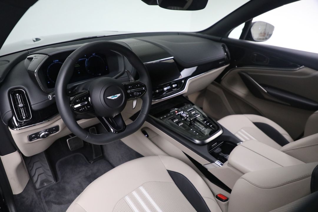 2025 Aston Martin DBX