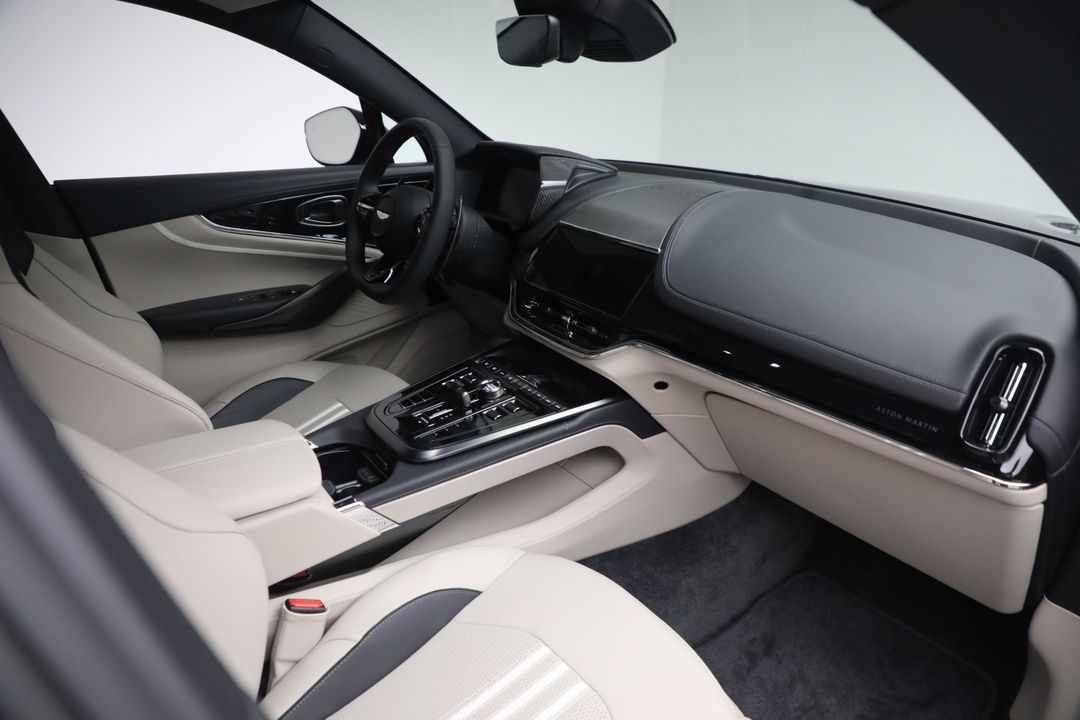 2025 Aston Martin DBX