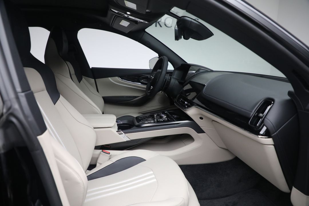 2025 Aston Martin DBX