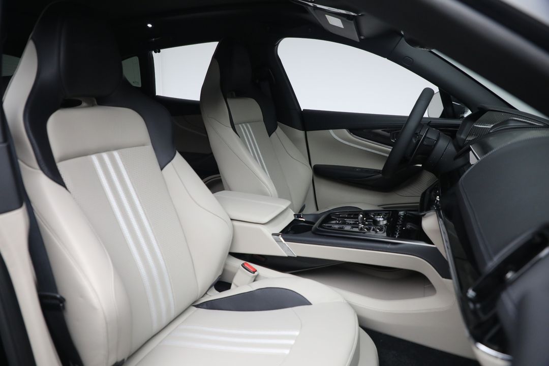 2025 Aston Martin DBX