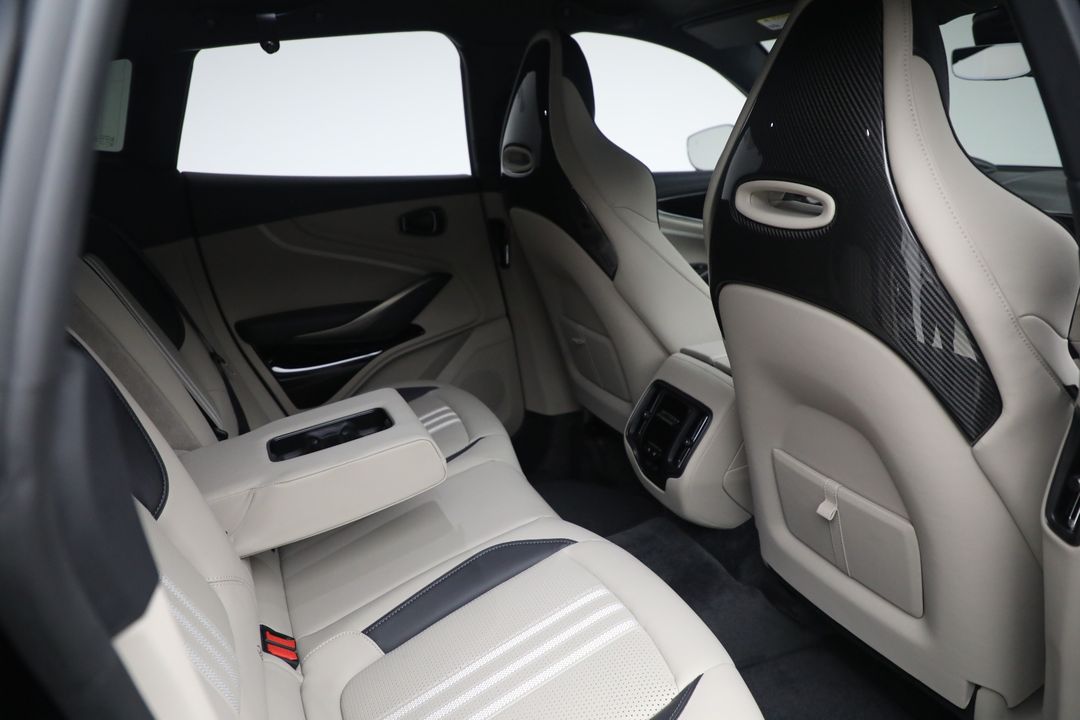 2025 Aston Martin DBX