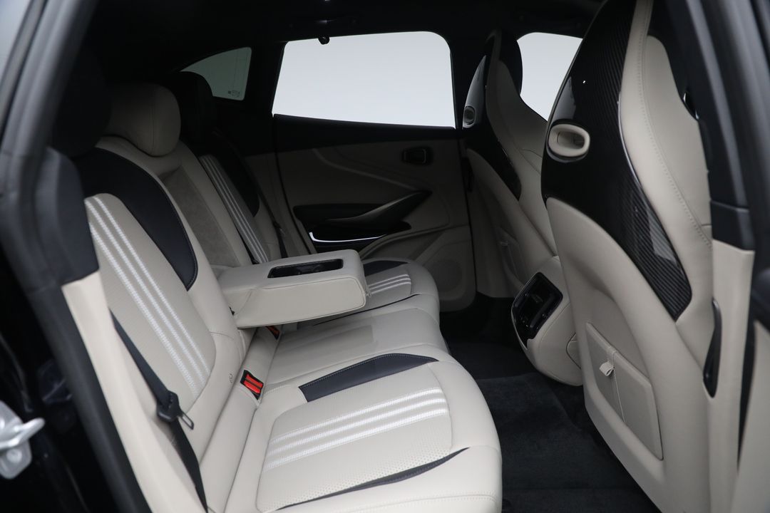 2025 Aston Martin DBX