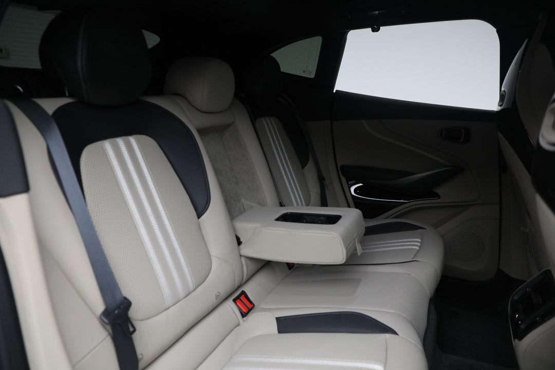 2025 Aston Martin DBX