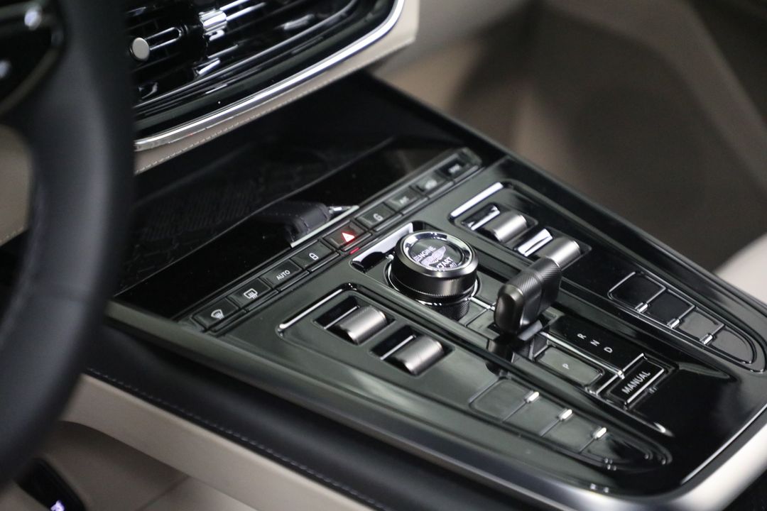 2025 Aston Martin DBX