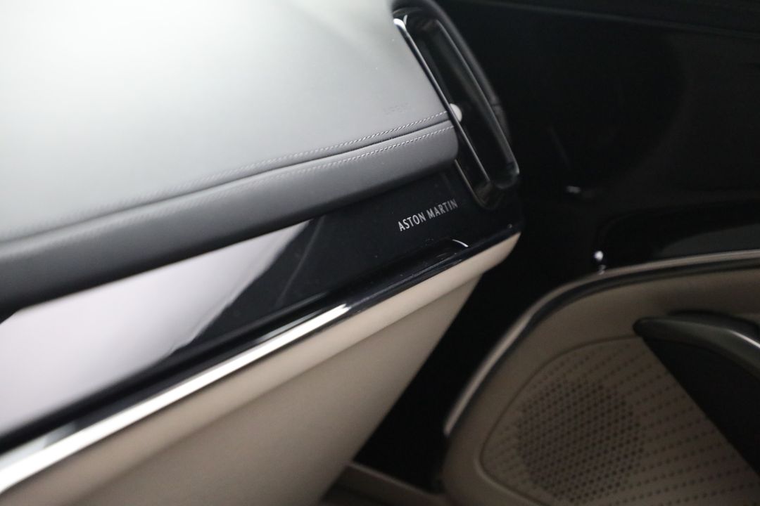 2025 Aston Martin DBX
