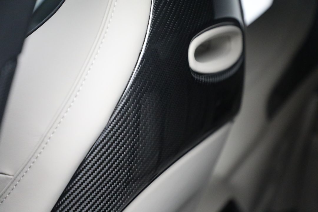 2025 Aston Martin DBX