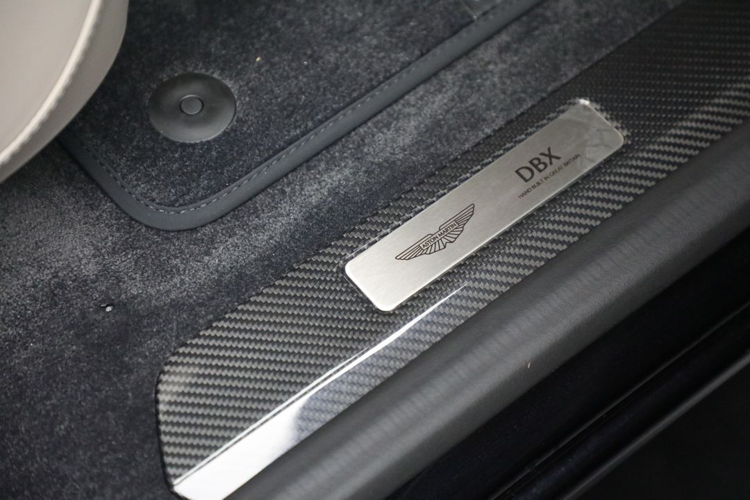 2025 Aston Martin DBX
