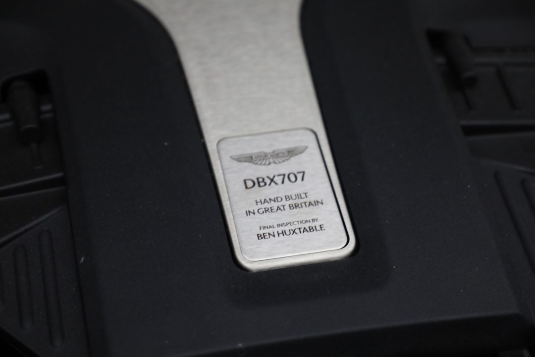 2025 Aston Martin DBX