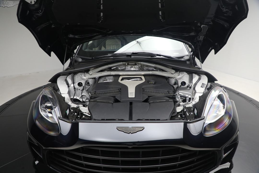 2025 Aston Martin DBX