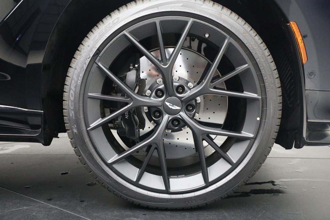 2025 Aston Martin DBX