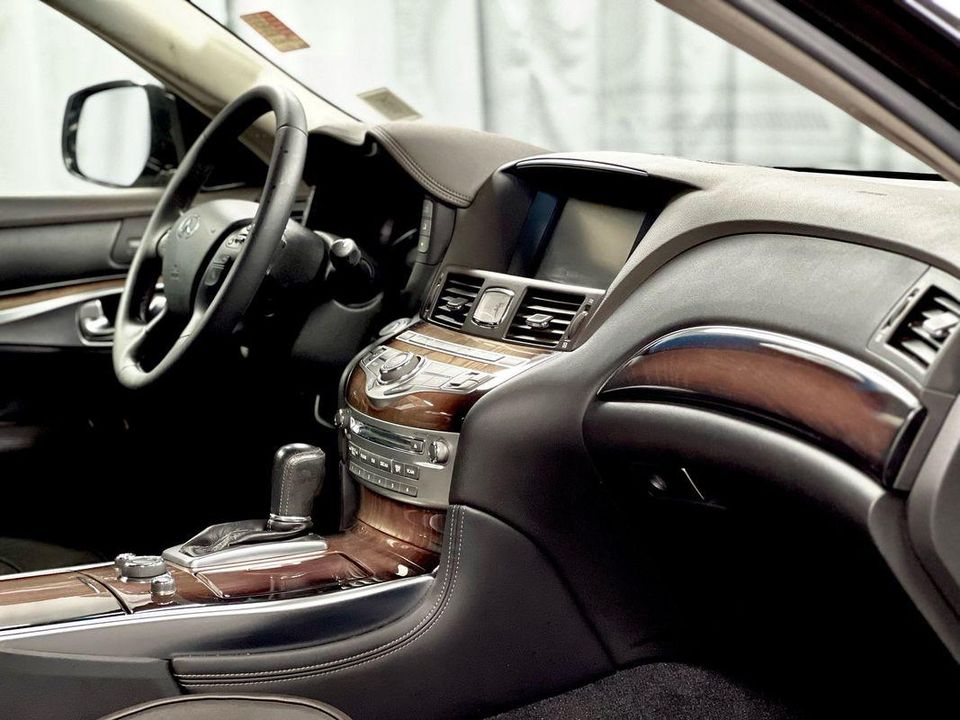 2015 INFINITI Q70L 5.6