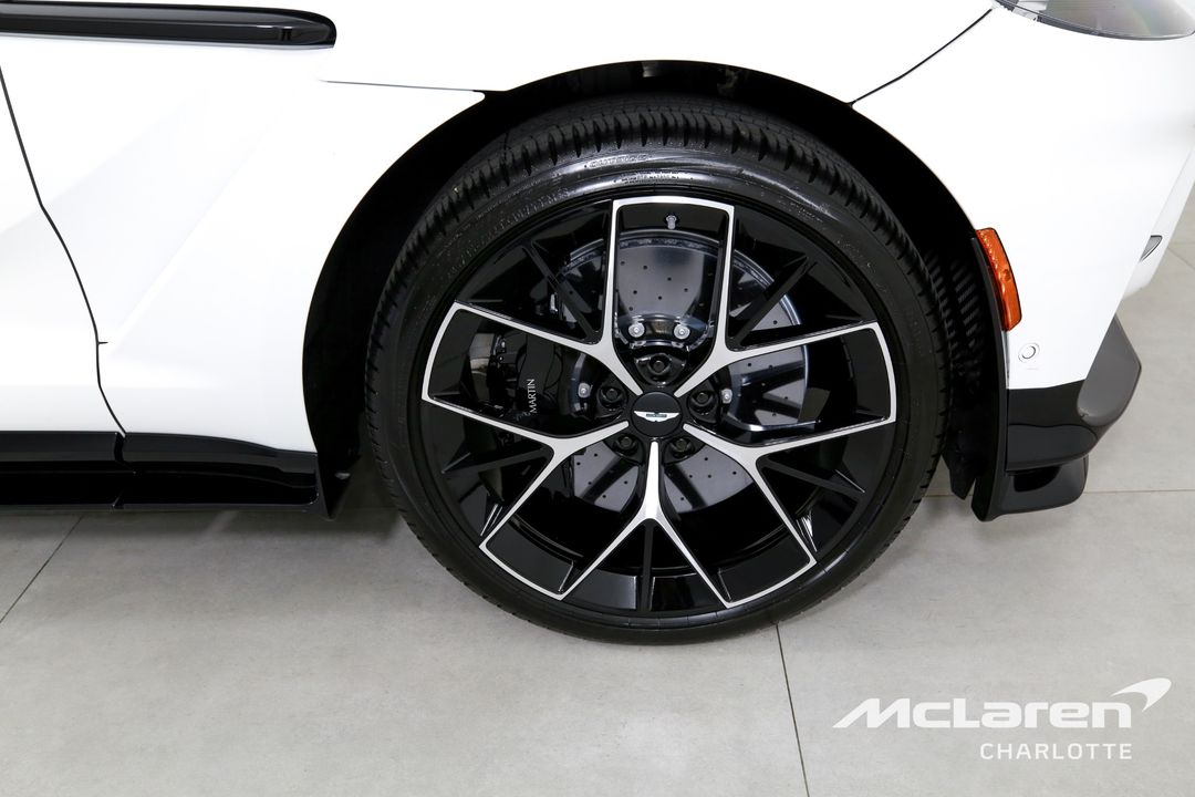 2025 Aston Martin DBX