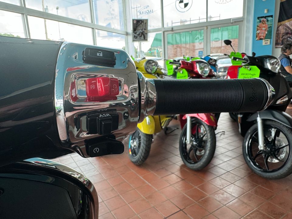 2024 VESPA GTS 300 Super