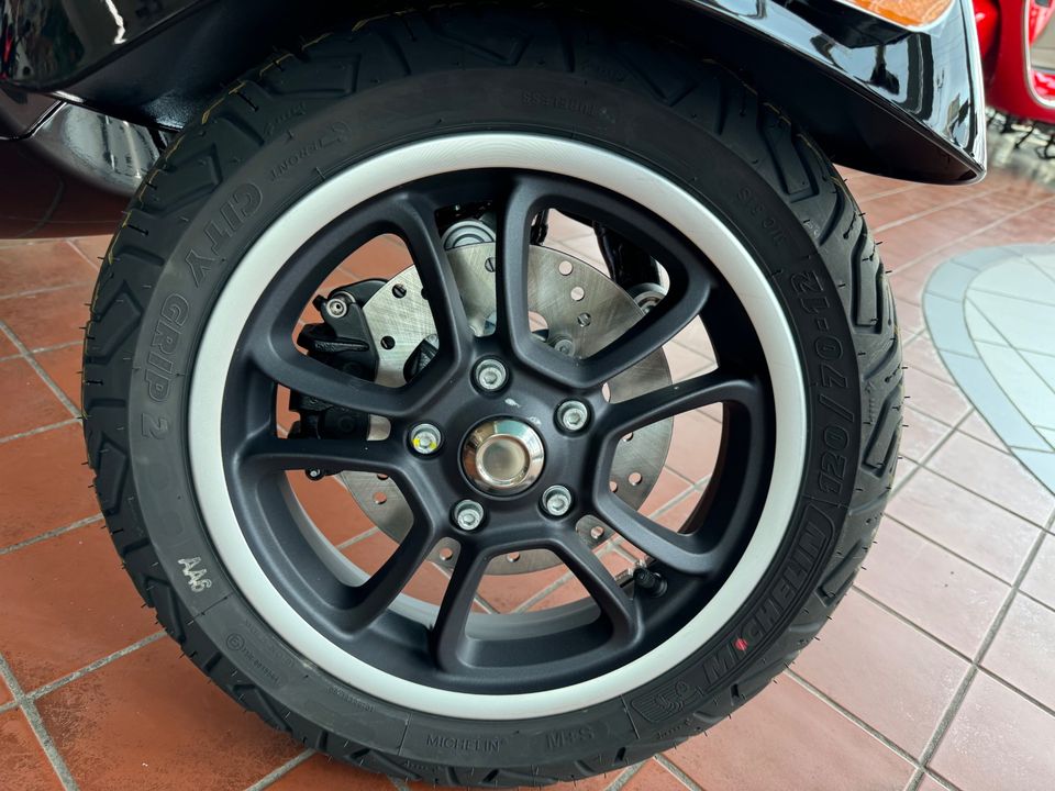 2024 VESPA GTS 300 Super