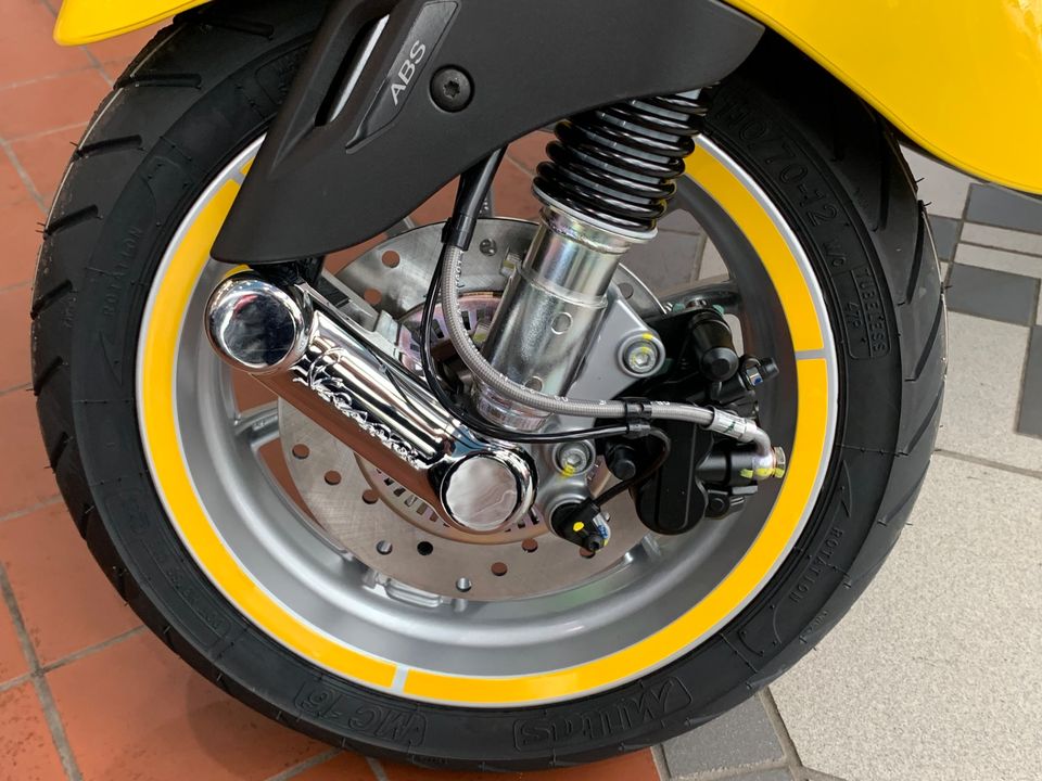 2023 VESPA Primavera 150 MICKEY MOUSE