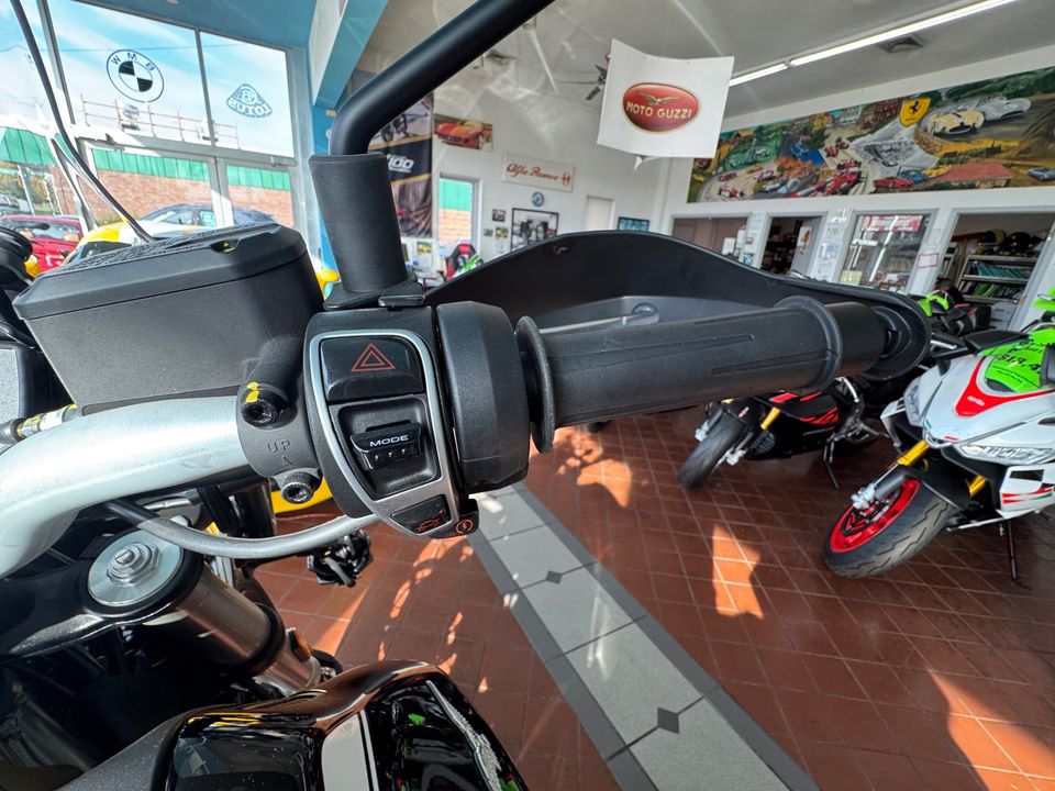 2022 MOTO GUZZI V85 TT Guardia dOnore E5