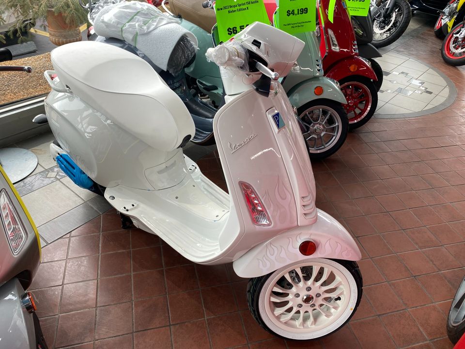 2022 VESPA Sprint 150 Justin Bieber Edition