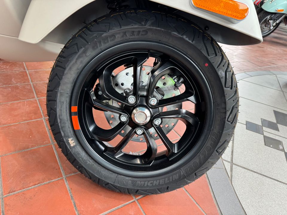 2024 VESPA GTV 300