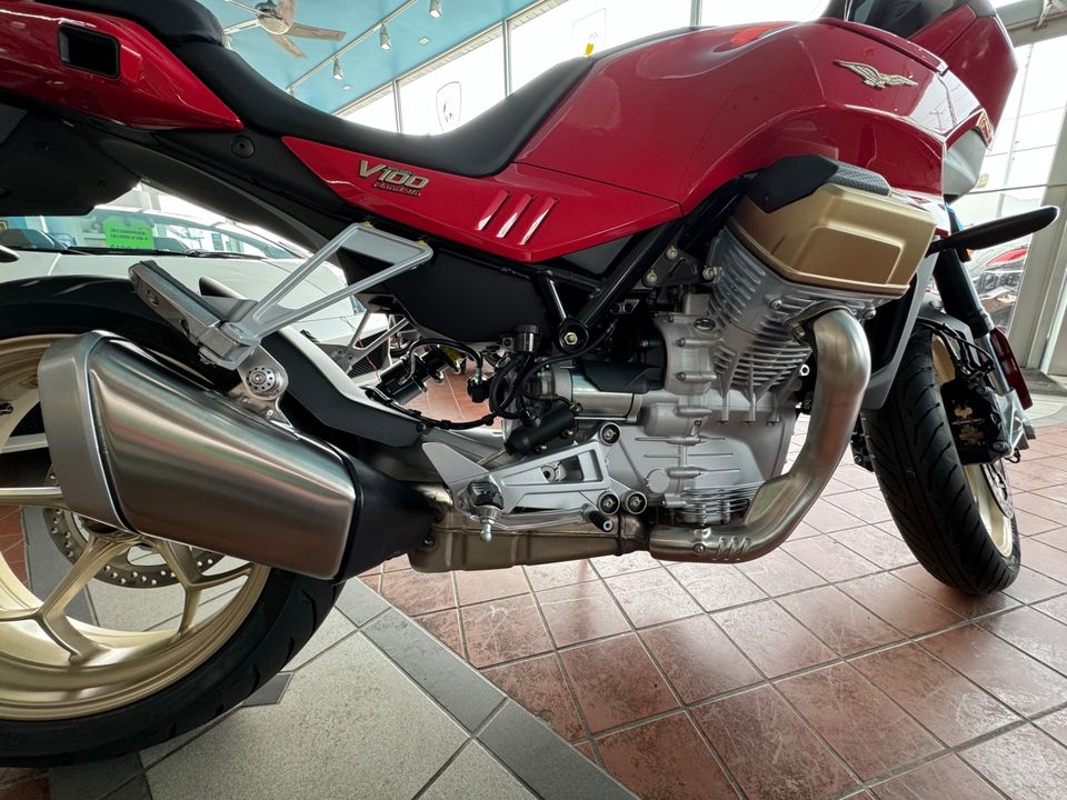 2024 MOTO GUZZI V100 Mandelo
