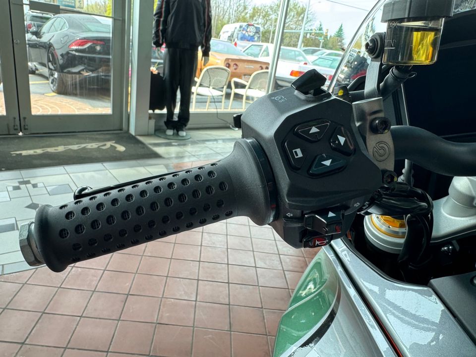 2024 Moto Guzzi V100 Mandello S