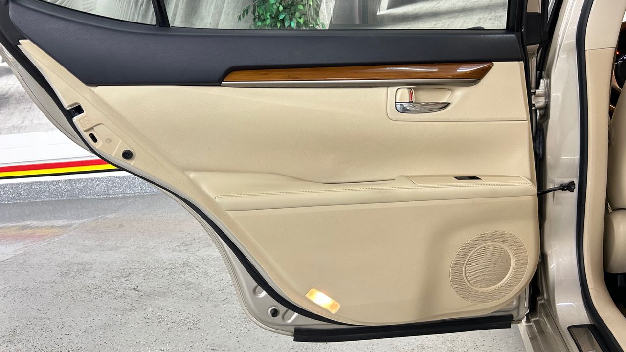 2014 Lexus ES 300h