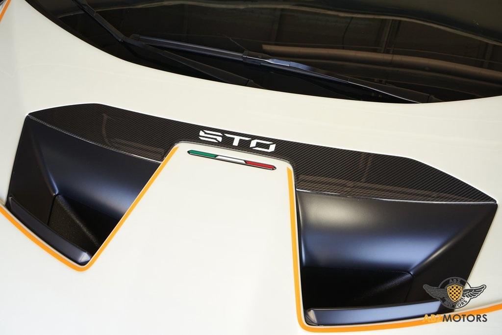 2022 Lamborghini Huracan STO