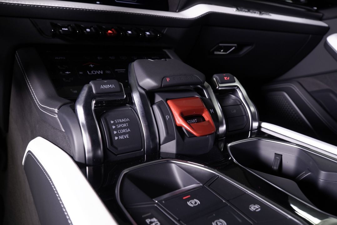 2025 Lamborghini Urus SE