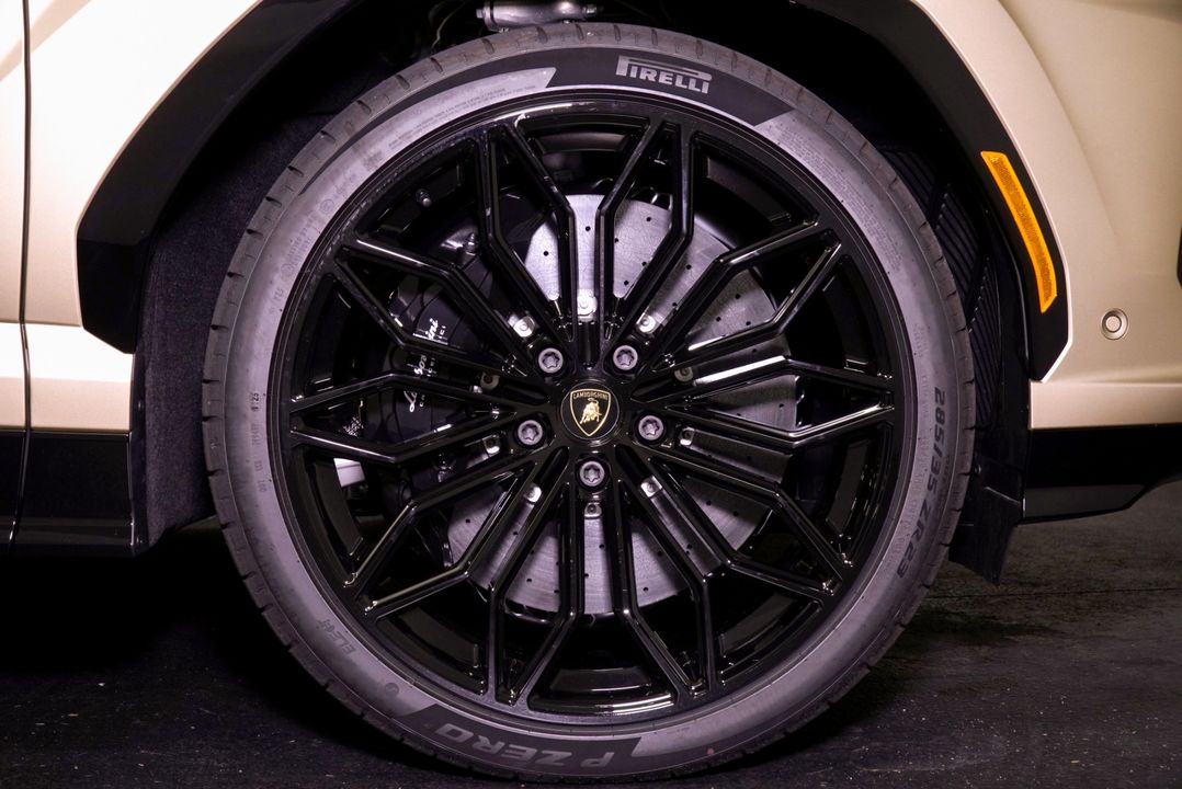 2025 Lamborghini Urus SE
