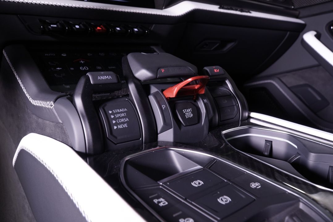 2025 Lamborghini Urus SE