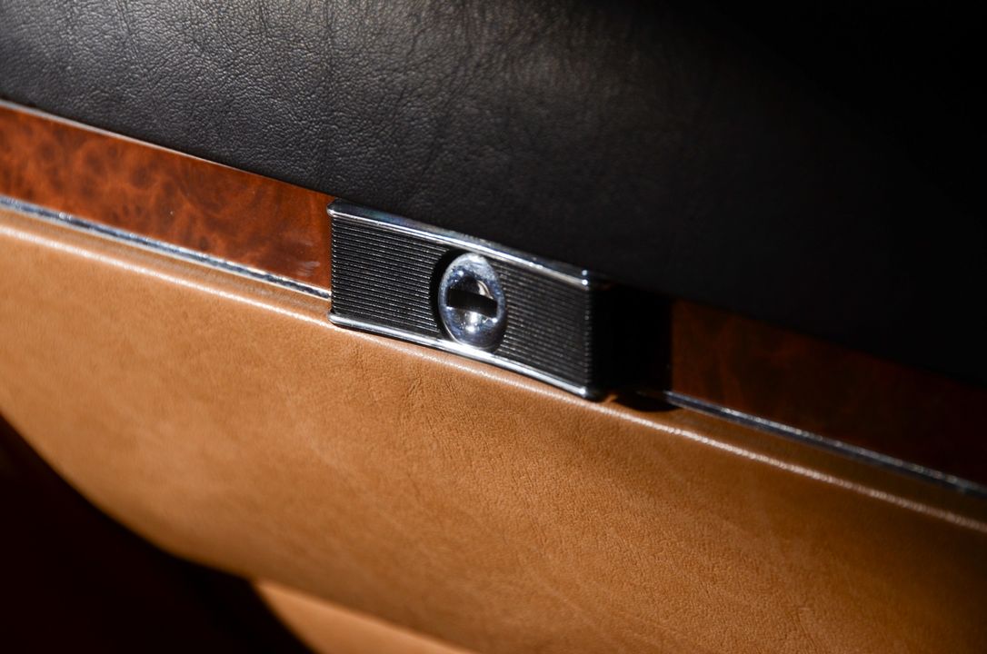 1987 Mercedes-Benz 560-Class