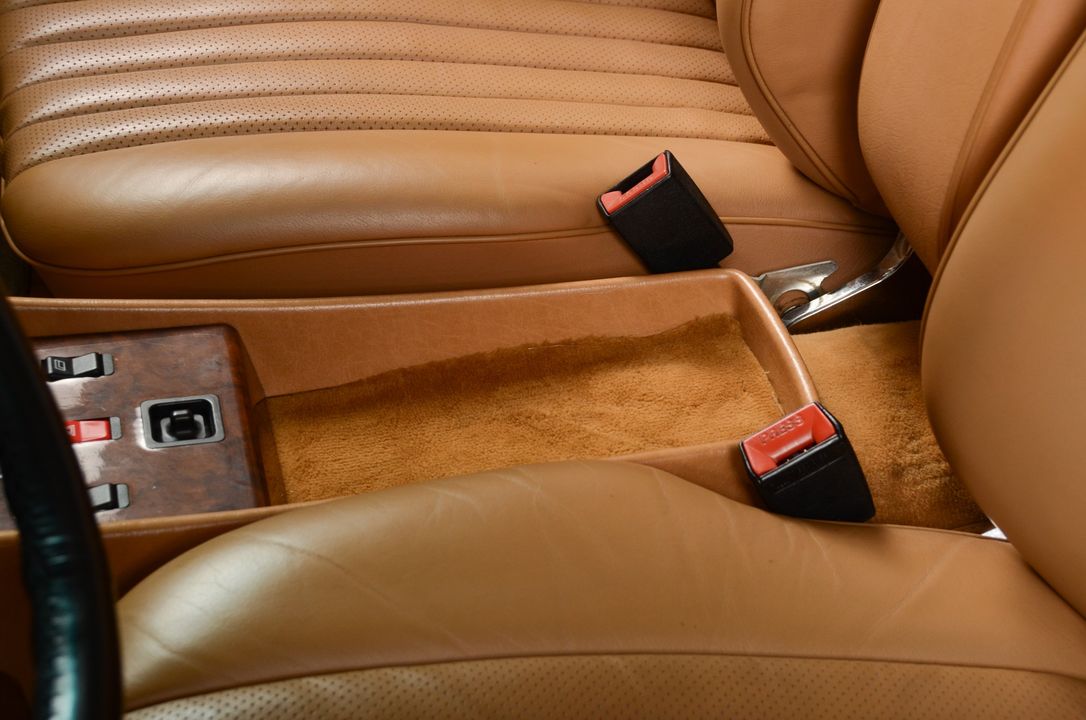 1987 Mercedes-Benz 560-Class