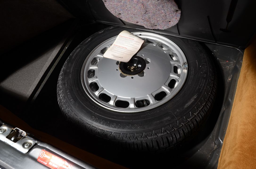 1987 Mercedes-Benz 560-Class