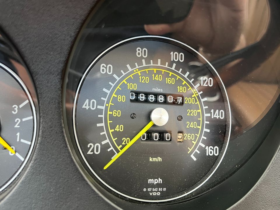 1987 Mercedes-Benz 560-Class