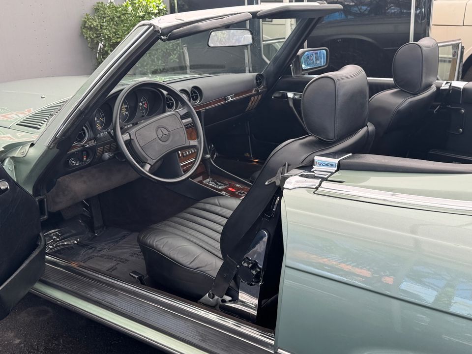 1988 Mercedes-Benz 560-Class