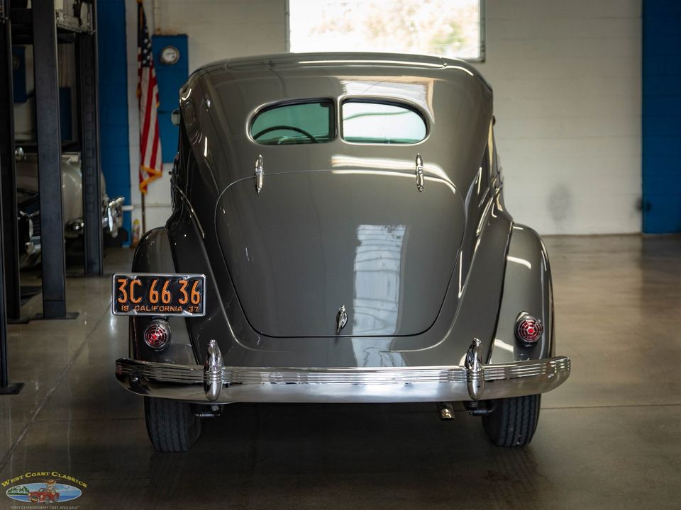1937 Chrysler Airflow Series C-17